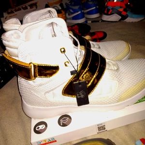 Men's Valado Atlas lll. Worn once very comfortable and clean white and Gold .